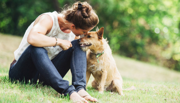 jeune femme avec son chien